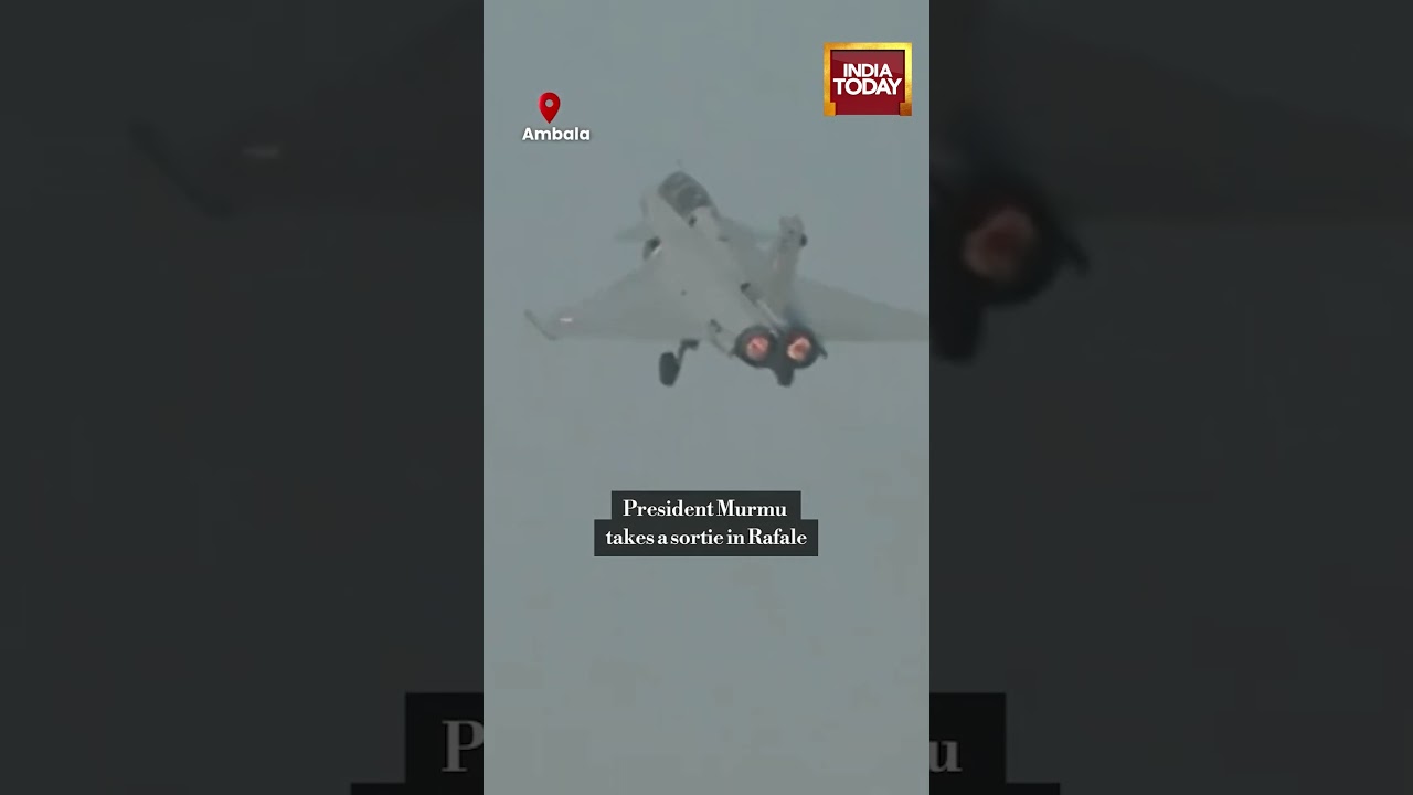 Исторический вылет президента Мурму на Rafale с лучшим стрелком Шиванги Сингхом | India Today