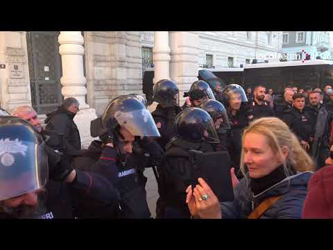 No Green Pass sotto la Prefettura di Trieste: carabinieri si tolgono il casco