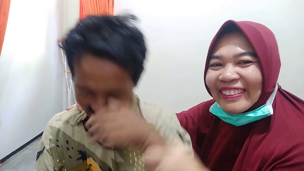 Qizil sari kiygan hind qizi Dorsel zinapoyada sikiladi