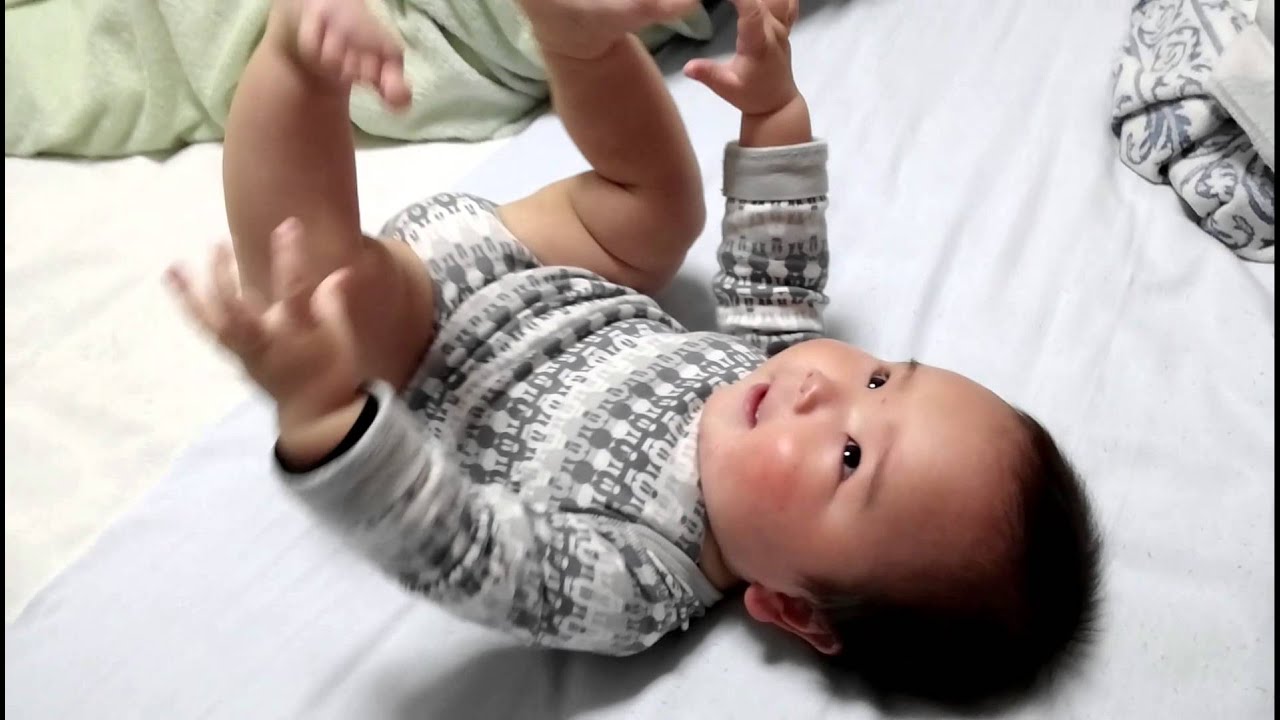 sou うつ伏せ嫌いな赤ちゃんの独特な寝返り返り(生後8ヶ月) YouTube