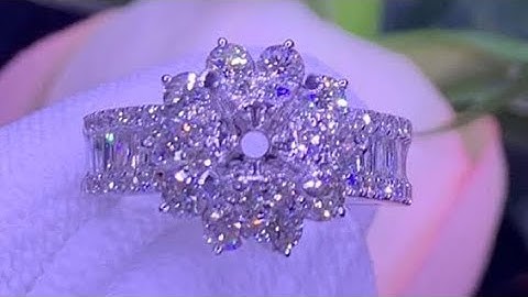 Nhẫn xoàn hoa Cúc , tấm lớn. HK ý 750 , gồm 10 viên 2li8 39 viên 1.3-1.5, 12 viên emmeral 2li8