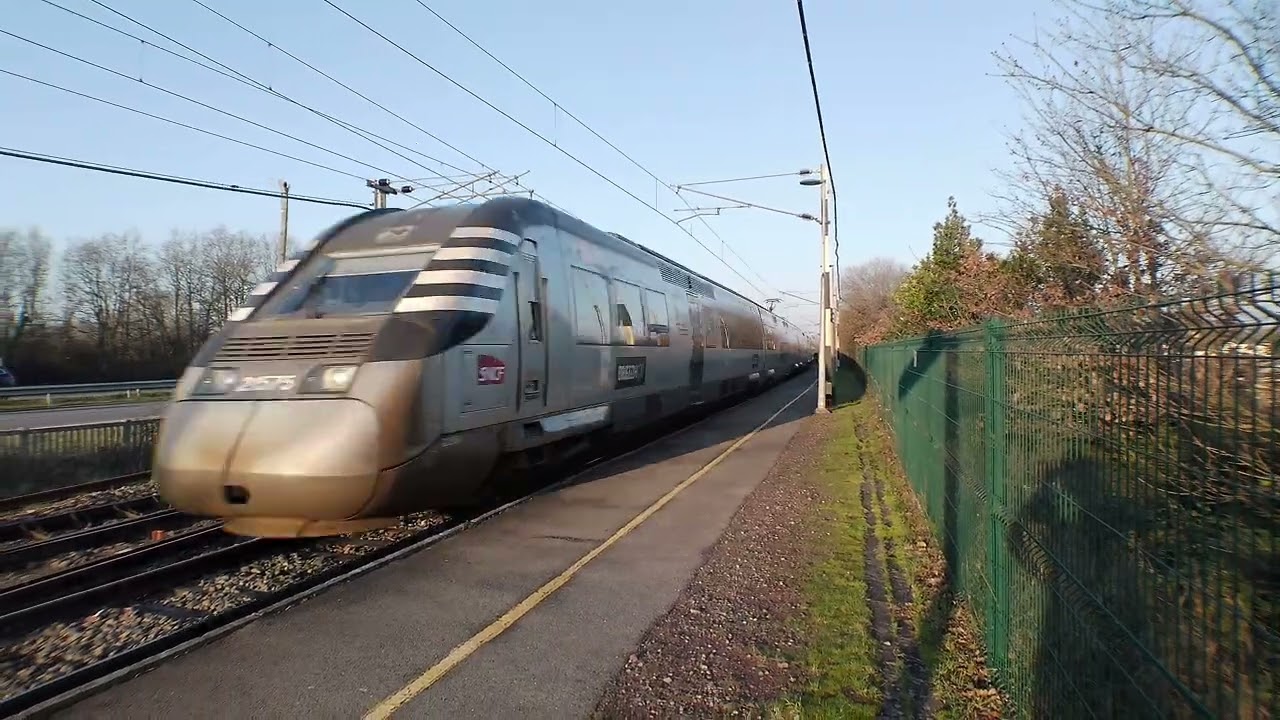 Passage en gare de Saint-Jacques de la Lande de l'UM3 ZTER Breizhgo à destination de Quimper