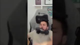 Gran Susto De Y Se Cae De Su Silla Jugando Con Y