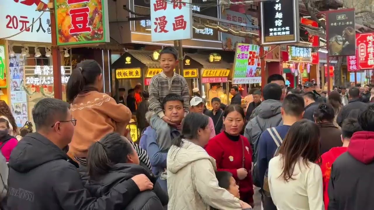 正月初六实拍西安回民街：春节假期近尾声，网红美食街客流不减