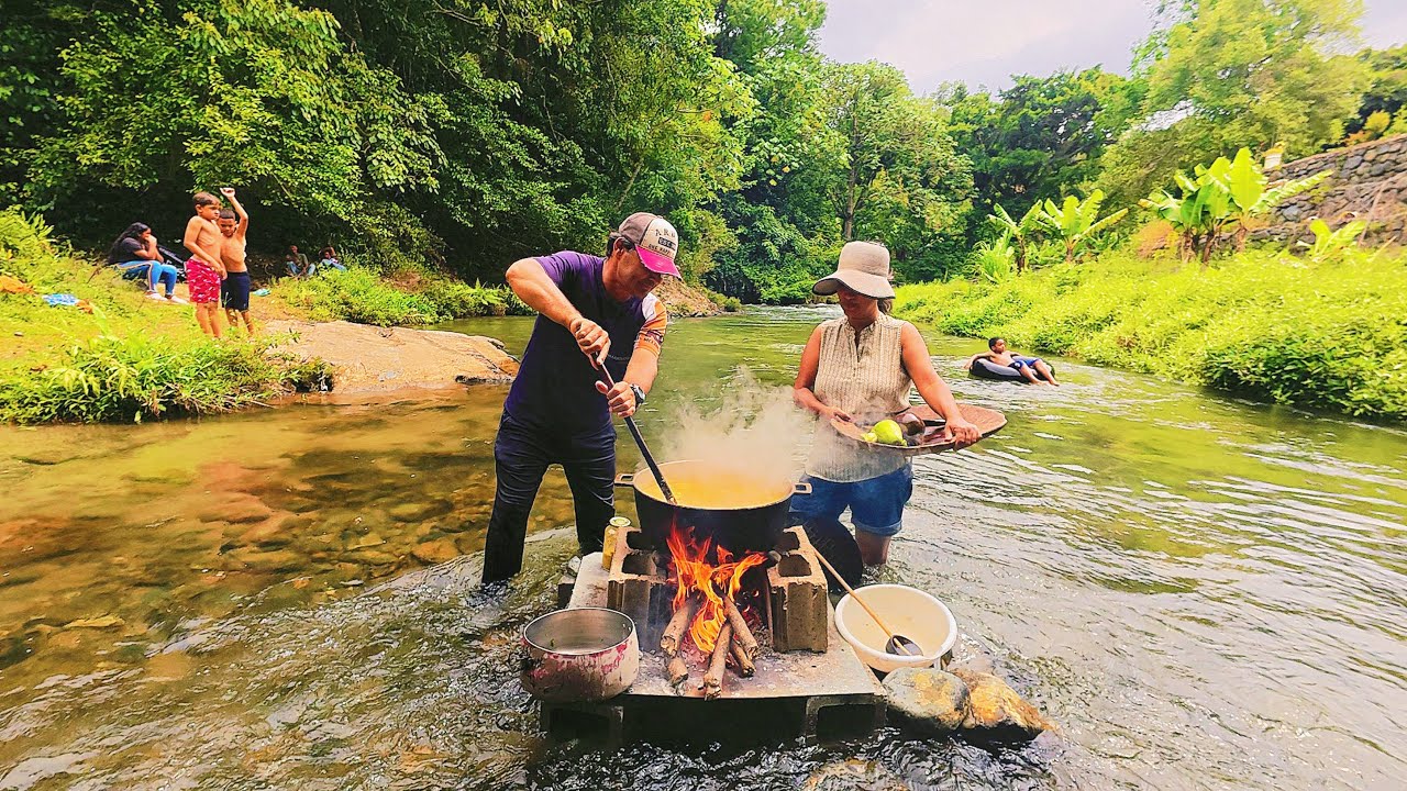 😯¿Lo habías visto? COCINANDO EN MEDIO DEL RIO  un Rico asopao ,FUEGO y AGUA