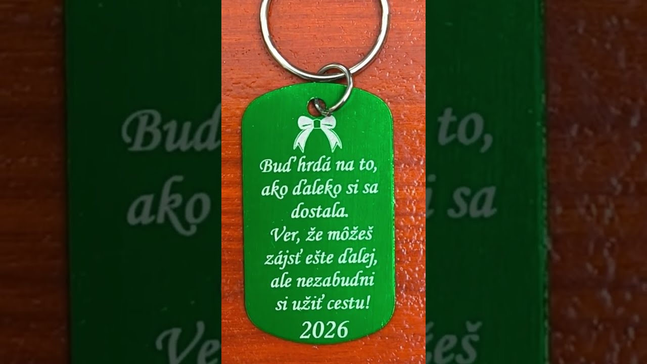 Zelený prívesok s gravírovaným venovaním ako darček pre študentov od triednej učiteľky na stužkovú