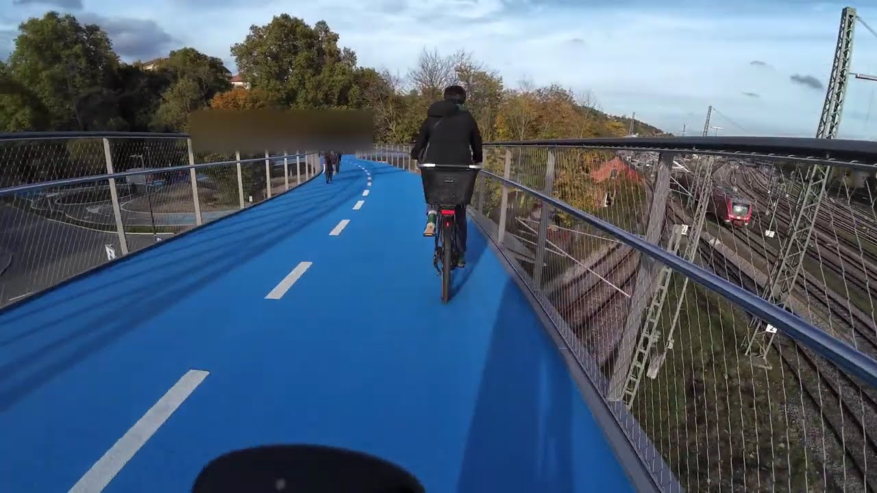 Fahrt über die Radbrücke West Tübingen