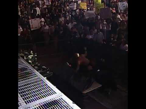 أندرتيكر يرمي ستيف اوستن من القمة الى عند الجمهور ويتسبب باصابته