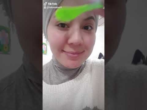 فراولة مع بيكربونات الصوديوم لتنظيف الأسنان