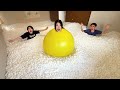 妹が家中を謎のふわふわ500万粒で埋め尽くした 巨大風船に閉じ込める 家族の部屋消滅