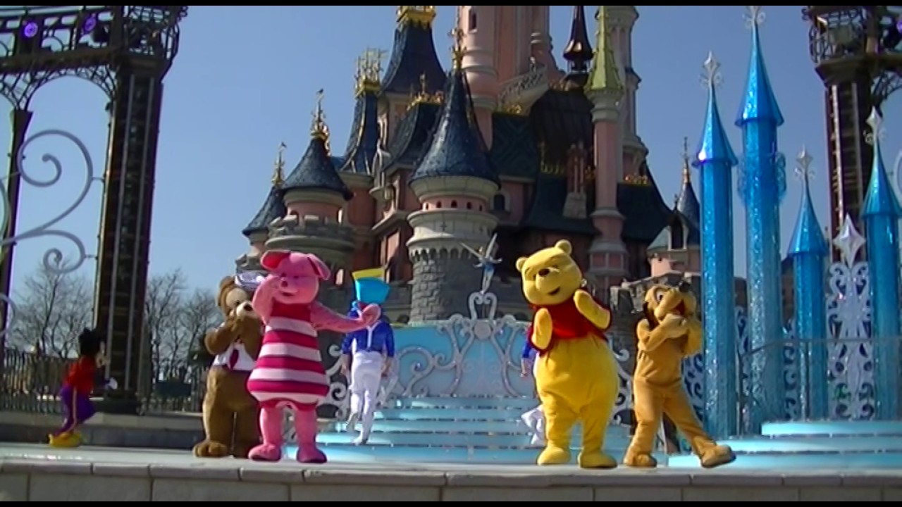 Disneyland 17 Mickey Presente Joyeux Anniversaire Disneyland Paris Youtube