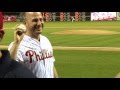 Capture de la vidéo Yannick Nézet-Séguin Throws First Pitch At Phillies Game, September 29