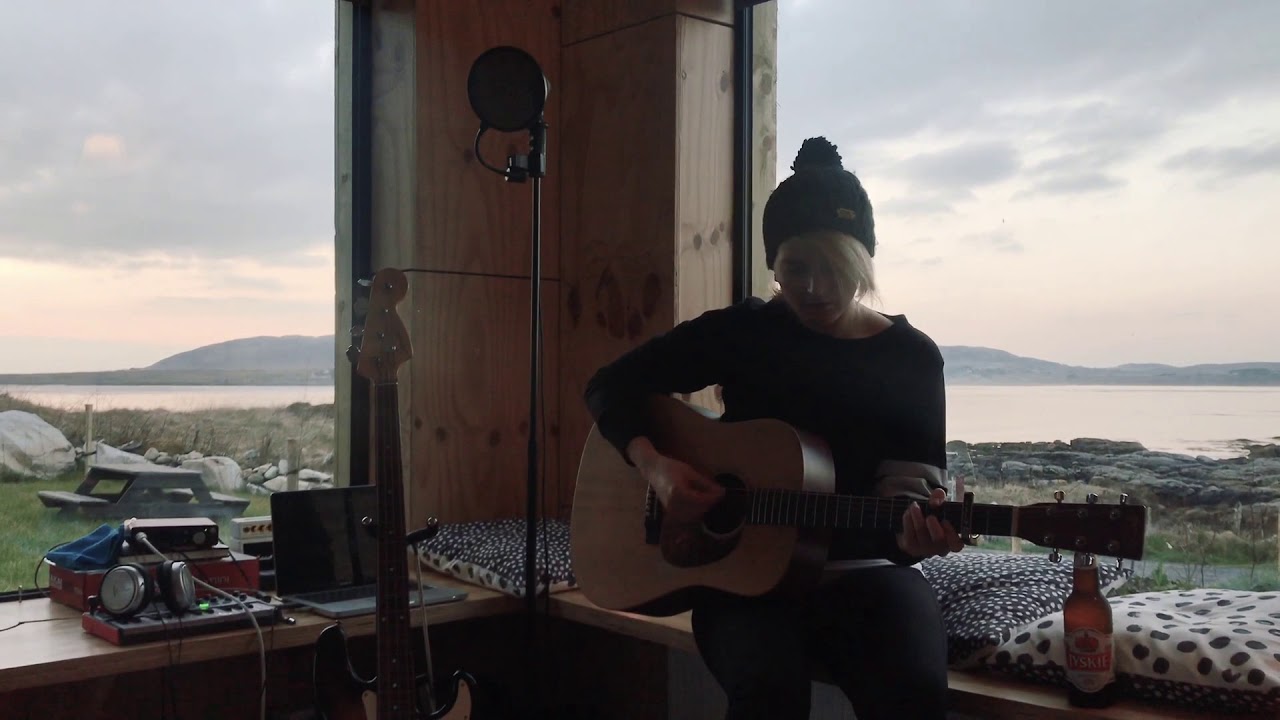 Assista a ELLYD 'Close' (Live from Donegal) no YouTube Assista a ELLYD 'Close' (Live from Donegal) no YouTube