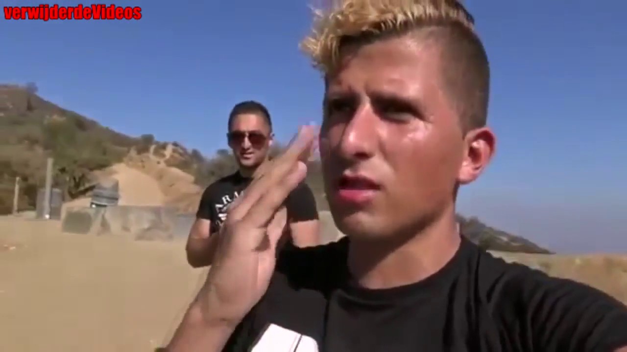 HOLLYWOODBORD BEKLIMMEN ARMOOWASRIGHT (verwijderde video)