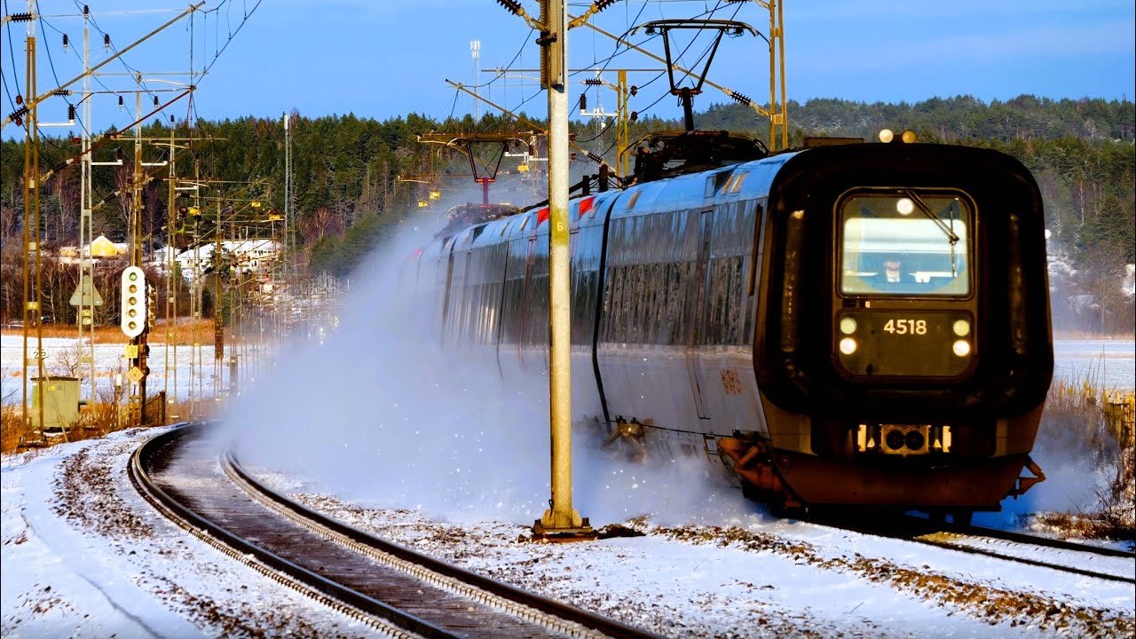 Tåg runt Hede Station på Västkustbanan i sol och snö - 4k60