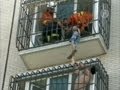 Мальчик повис на решётке балкона на 6-м этаже (новости)
