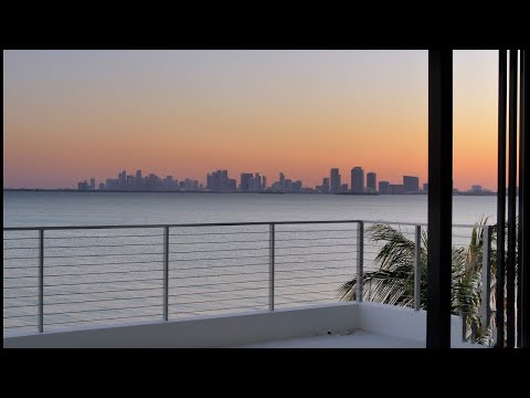 वीडियो: डाउनटाउन मियामी स्काईलाइन के आधुनिक पेरिबेर निवास फ़्रेमिंग दृश्य