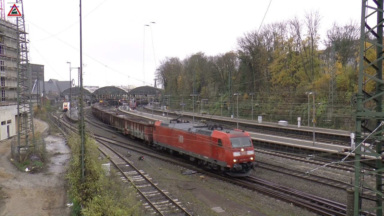 Güterzüge fahren durch den Aachener Hbf.