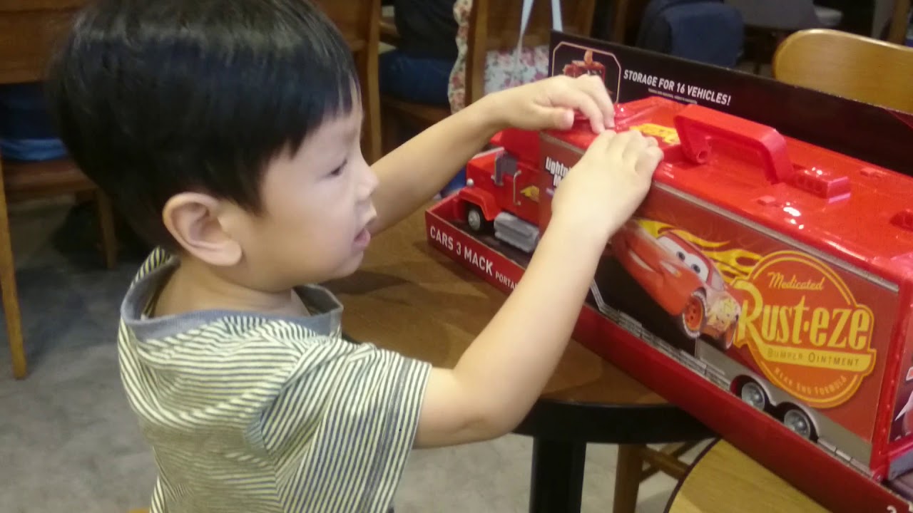 Mack Rusteze truck Disney Cars 3 Lightning Mcqueen storage truck