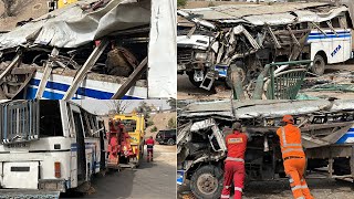 Rond point EMG: le Buss soulevé et extrait après l'accident, Téléphone et des effets personnels