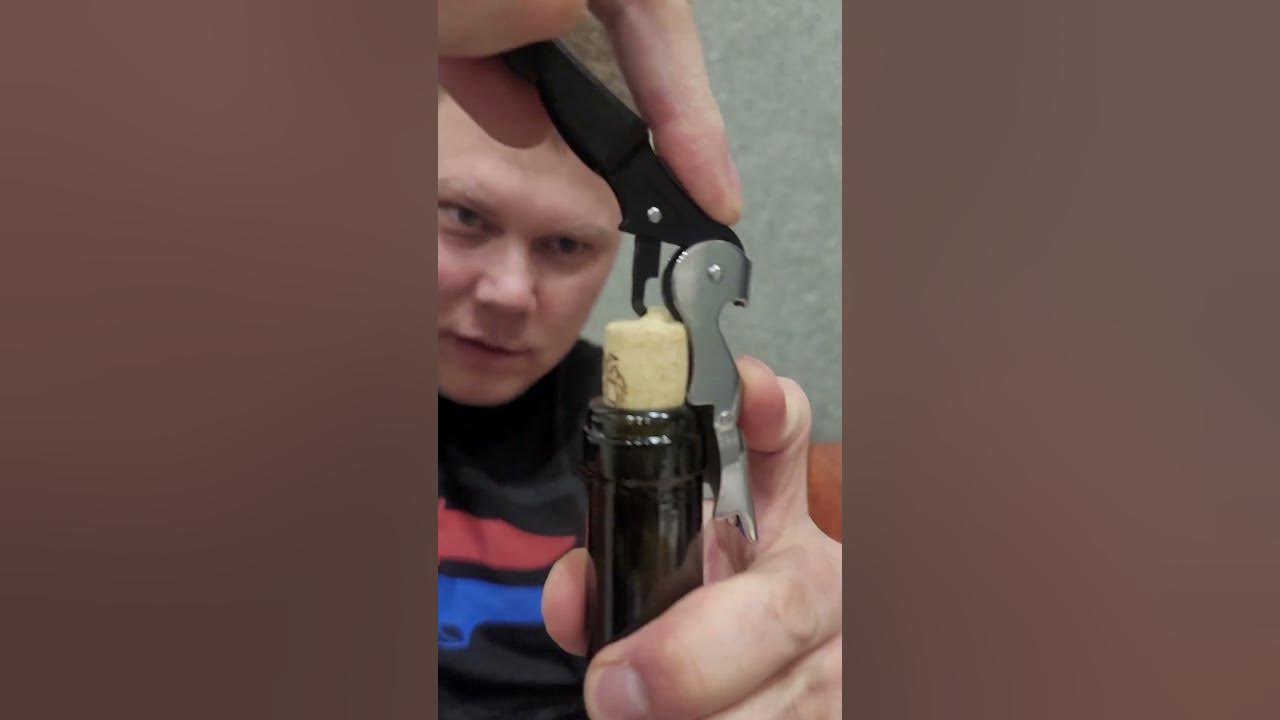Нож в бутылку 2015. Как открыть вино штопором девушке видео. Открыть вино штопором. Открытие бутылки вина без штопора. Интерьерная открывашка для бутылок.