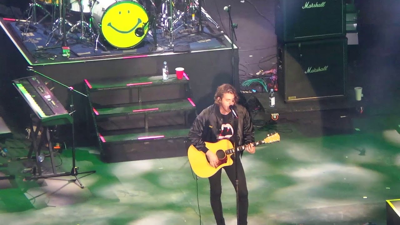 VAPOR (5 Seconds Of Summer | 2017 Momentum Live MNL)
