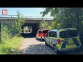 Nordrhein-Westfalen: Drei Jugendliche auf E-Roller stoßen mit VW-Transporter zusammen