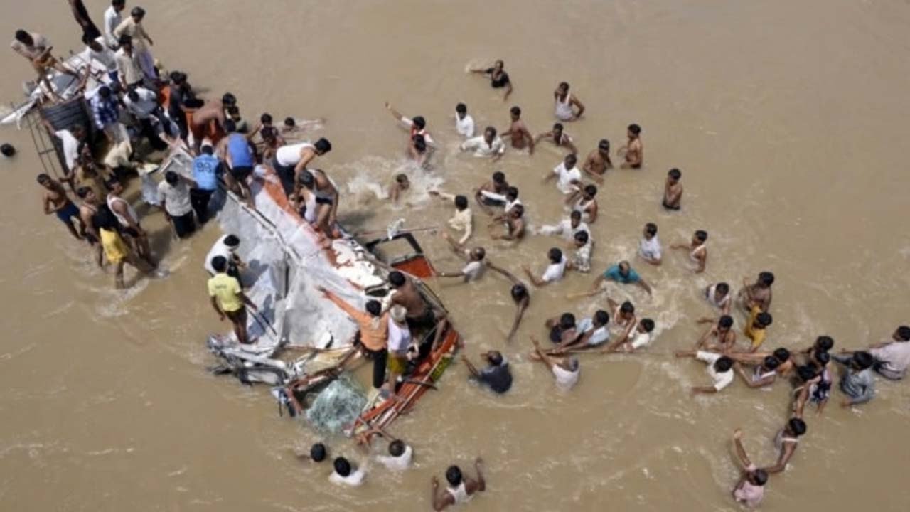 44 dead after bus falls into river in northern India - YouTube