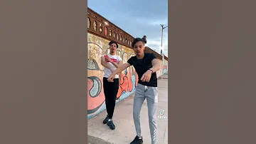 انا قلبي مهرس و هي دايرة بيلو و ترقص 