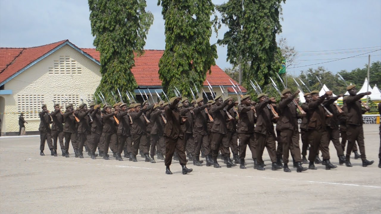 VIDEO: UKAKAMAVU WA ASKARI WA JESHI LA MAGEREZA WAKATI WA GWARIDE MBELE YA WAZIRI MASAUNI