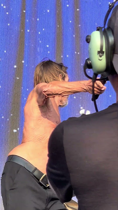 👕🔥 Red Hot Chili Peppers ft. Iggy Pop – The stage bends. He doesn’t. #iggyPop