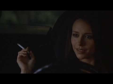 Jennifer Love Hewitt raucht einer Zigarette (oder Cannabis)
