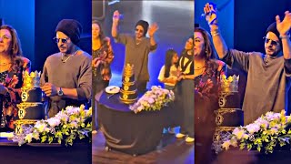 Download lagu Shahrukh Khan CUTS His Birthday Cake 2025
