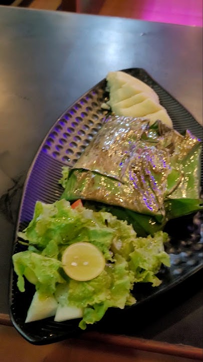 Фиш стейк в банановом листе в соусе том-ям с картофельным пюре очень ...