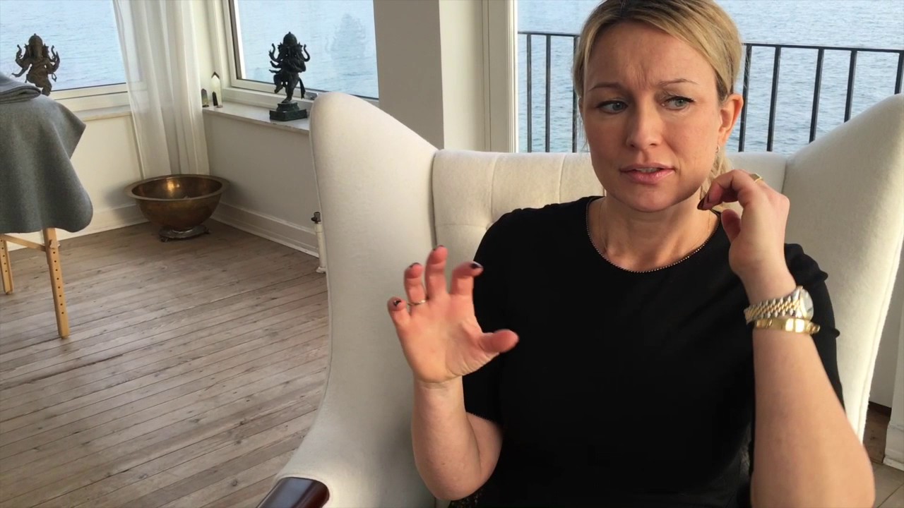 Casper får en afdød kontakt v./Rikke Rasmussen - YouTube