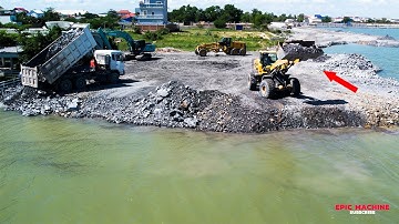 A highly skilled operator used a wheel loader to push and move a massive stone into deep water!