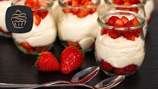 Vanillecreme mit Erdbeeren im Glas 🍓 - Leckeres Dessert