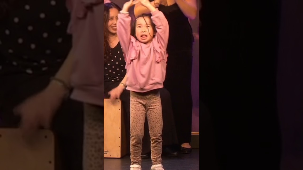 SE LLAMA SUI LA NIÑA JAPONESA BAILAORA CON 6 AÑOS DESCUBRE EL CORRAL DE LA MOREIRA Y BAILA 