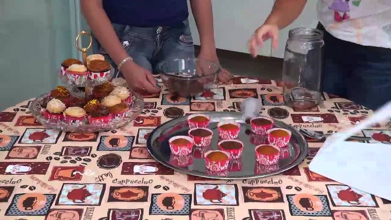 APRENDA COM DÉBORA BRAGA A RECHEAR E CONFEITAR CUPCAKES