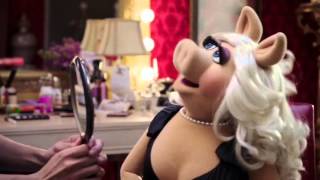 Layla Alizada on The Muppets S01E01