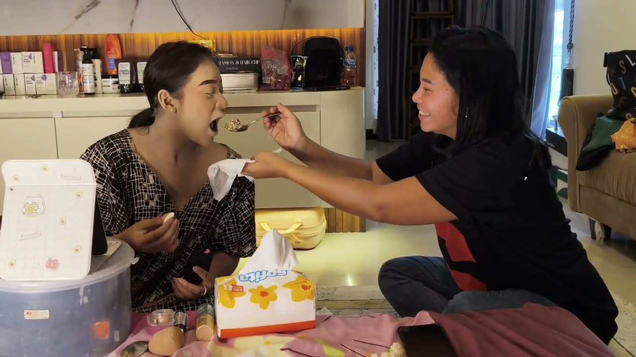 NIKEN SALINDRY makeup sambil disuapin makan siang sama MAMA WIWIN
