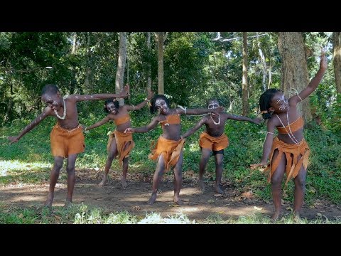 Las nubes altas y medias producirn intervalos nubosos. La estabilidad continua con temperaturas clidas. Los nios que veris en el vdeo bailan y cantan con felicidad. Han sido apadrinados por Masaka Kids Africana, un orfanato de nios y nias jvenes con mucho talento que han pasado por algunas de las peores experiencias que un nio podra enfrentar,  pero a travs del baile y la cancin y compartiendo su amor por Uganda, estos nios se conectan entre s y con el mundo. Ven su propio potencial: y  tienen esperanza en su futuro.  Como hoy es el Da Mundial de frica, aqu los tenemos con una danza africana.