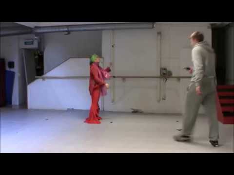 Video: Clown Jonglör Gjord Av Kartong