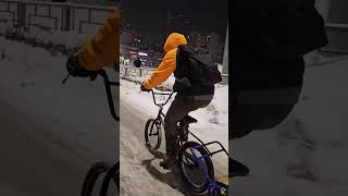 Страховщик на велосипеде с прицепом!