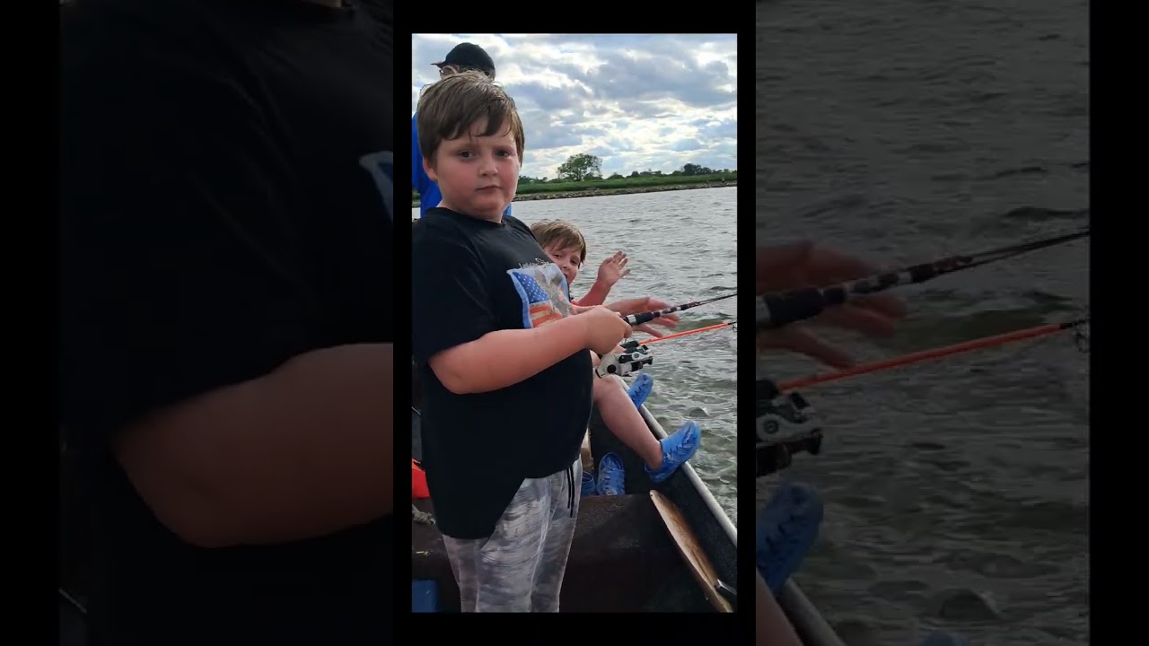 The Outdoor Twins: On Buckeye Lake #fishing #boattrip #budgetboat #bassfishing #fishboat