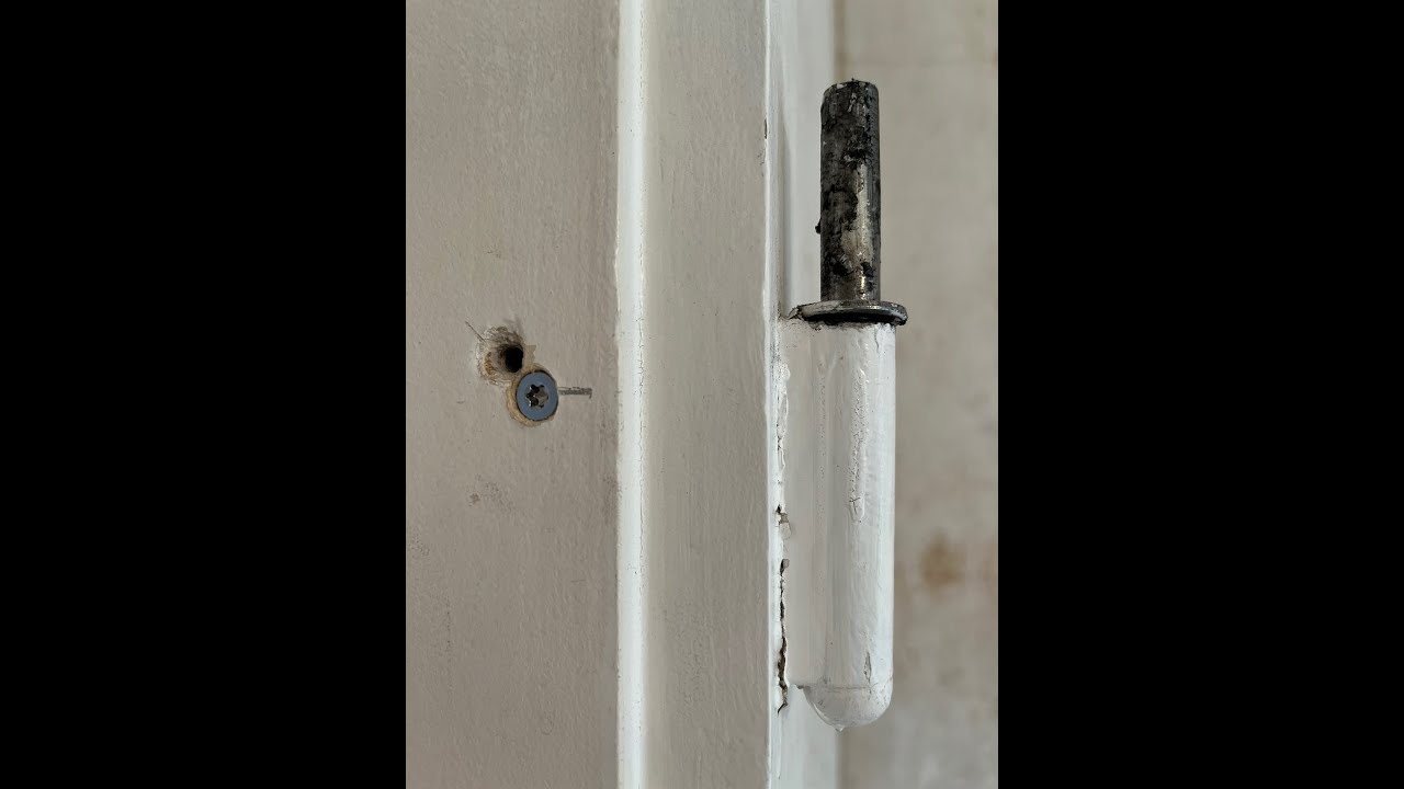 Altes Türband an  Holzzarge wieder festschrauben !