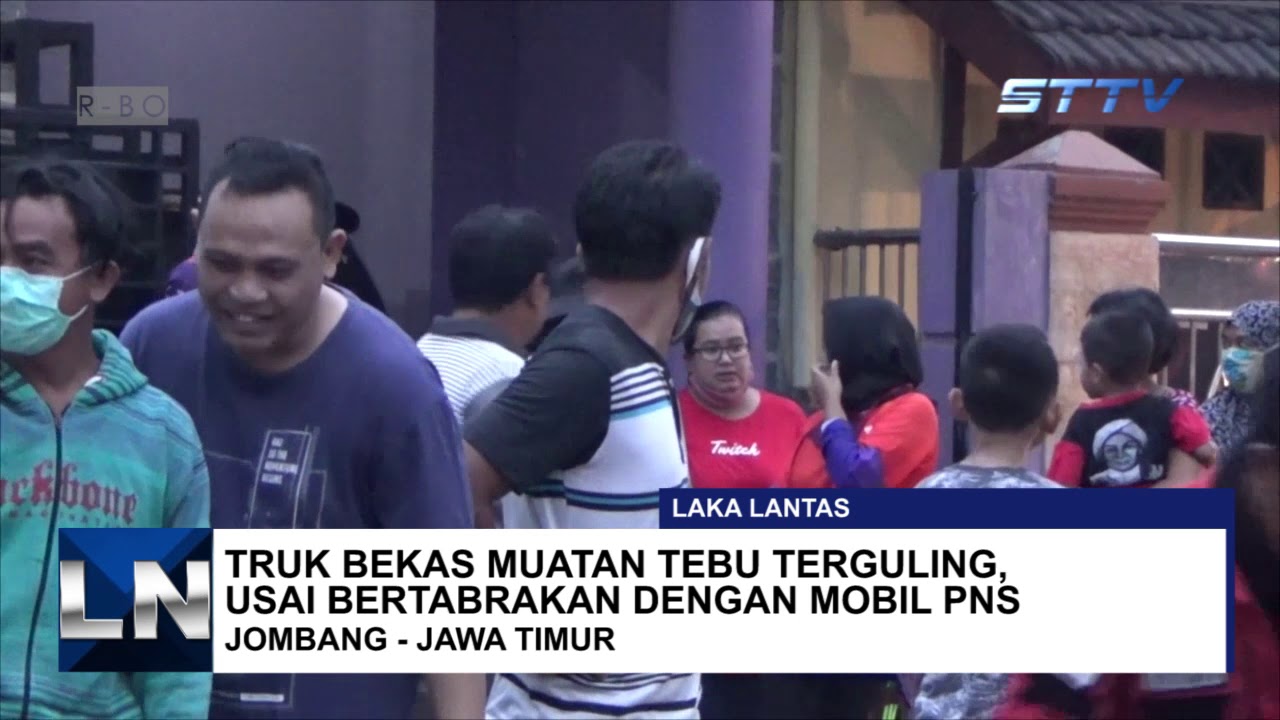  TRUK BEKAS  MUATAN TEBU TERGULING USAI BERTABRAKAN DENGAN 