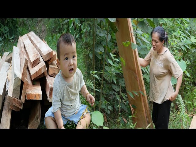 Single mother asked someone to look after the baby - to carry wood to build a house class=