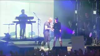 logic Solved Rubik’s Cube behind back on stage while rapping!!