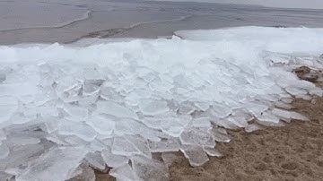 Thực hư hiện tượng sóng biển đóng băng vào giữa mùa hè nóng bức